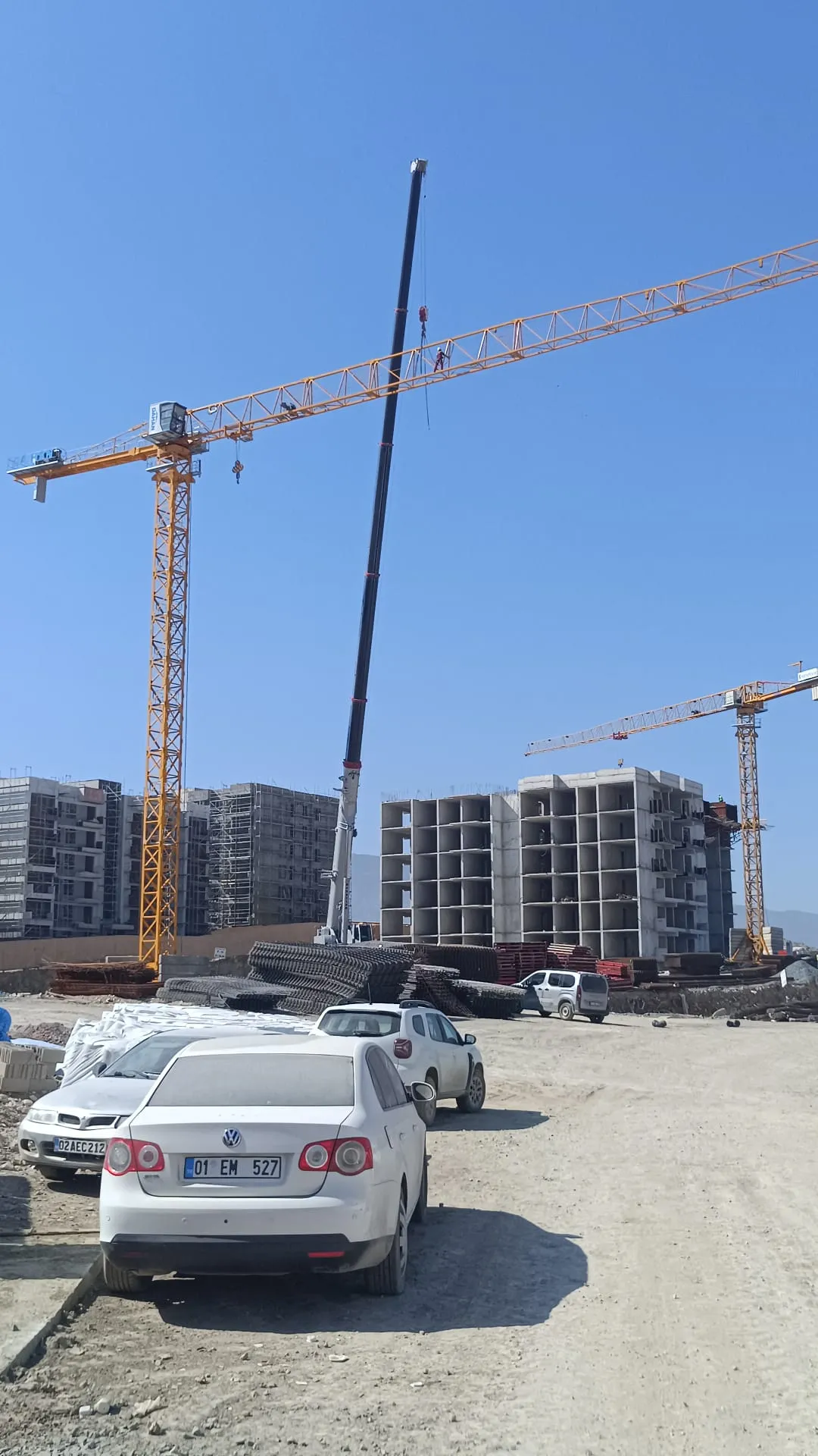 Santiye genel gorunum - Dahan kule vincler calisiyor