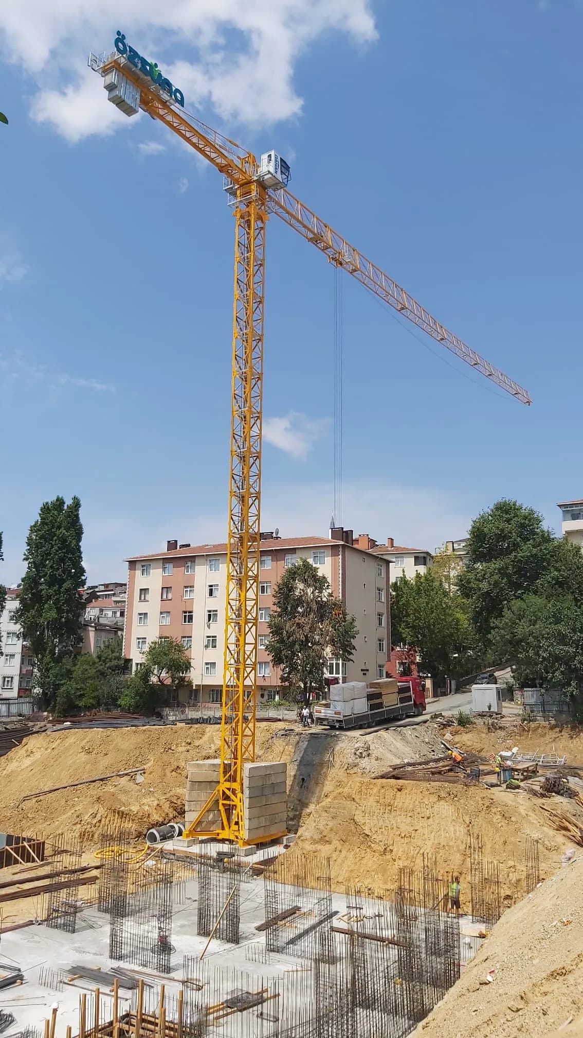 Insaat santiyesinde Dahan kule vinc gorunumu