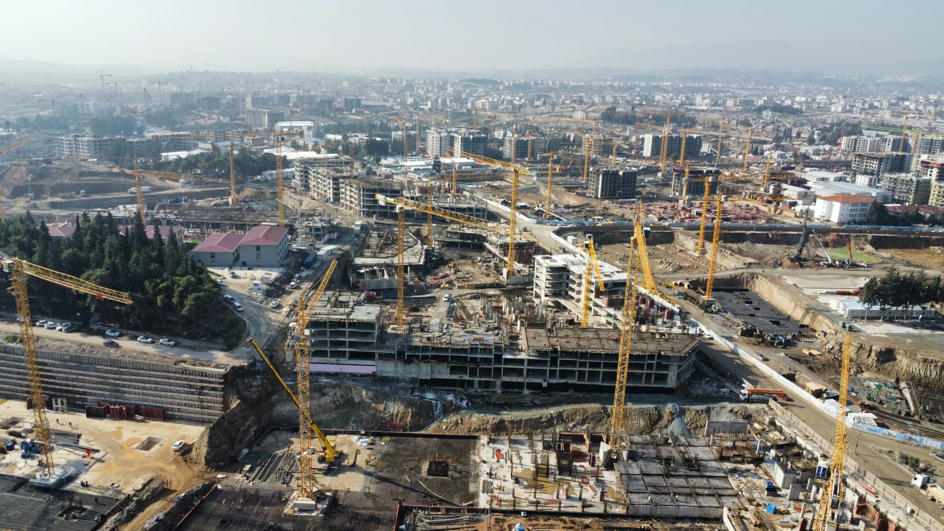 Dahan kule vinc genis santiye gorunumu
